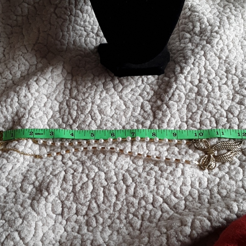 Golden bow necklace. - Picture 2 of 3